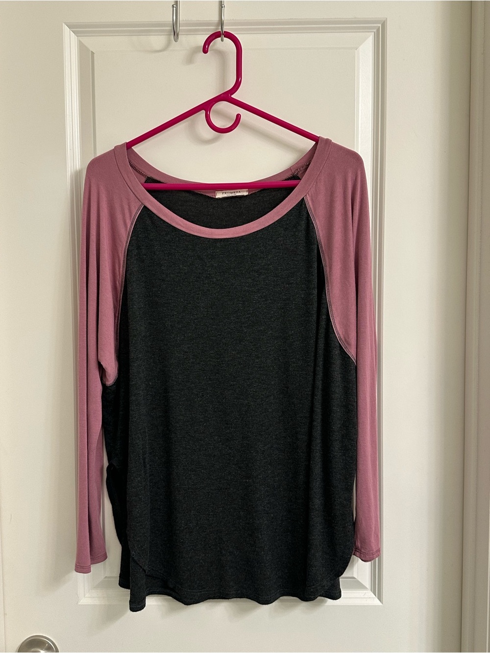 Long-Sleeve Raglan Top in Mauve and Charcoal